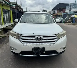 Toyota Highlander SE 2011 White