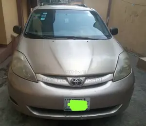 Toyota Sienna LE 2008 Gold