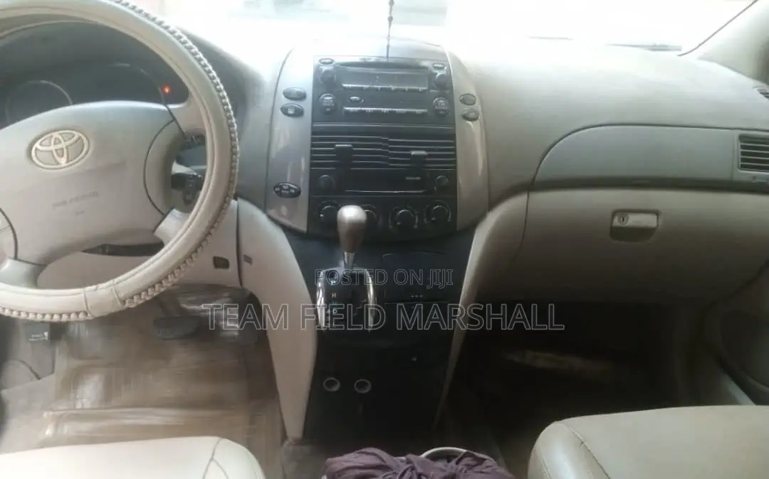 Toyota Sienna LE 2008 Gold