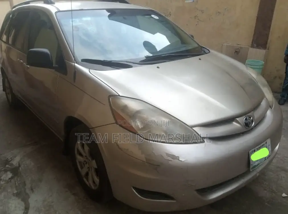 Toyota Sienna LE 2008 Gold