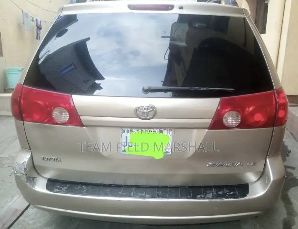 Toyota Sienna LE 2008 Gold