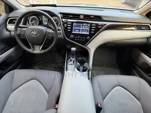Toyota Camry LE FWD (2.5L 4cyl 8AM) 2018 Gray