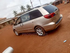Toyota Sienna 2005 Gold