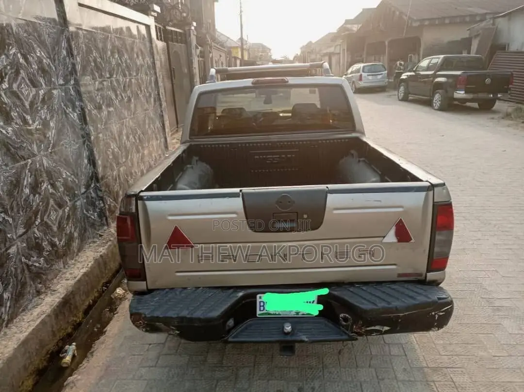 Nissan Frontier 2002 Brown