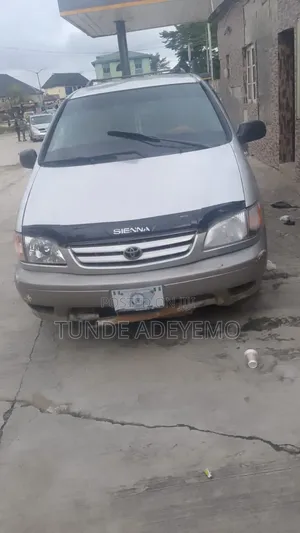Toyota Sienna 2002 Silver