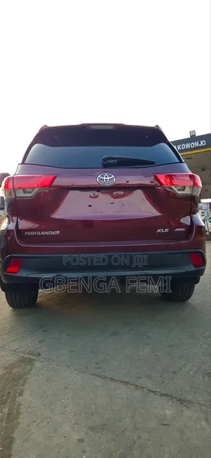 Toyota Highlander XLE 4x2 V6 (3.5L 6cyl 8A) 2017 Red