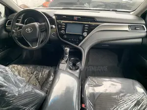 Toyota Camry SE FWD (2.5L 4cyl 8AM) 2018 Silver