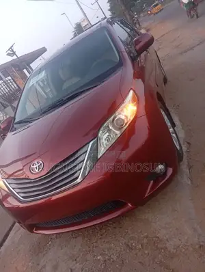 Toyota Sienna 2014 Red