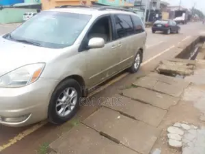 Toyota Sienna 2006 Gold