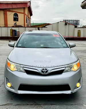 Toyota Camry XLE 4dr Sedan (2.5L 4cyl 6A) 2013 Silver