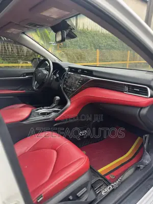 Toyota Camry XLE V6 (3.5L V6 8A) 2019 White