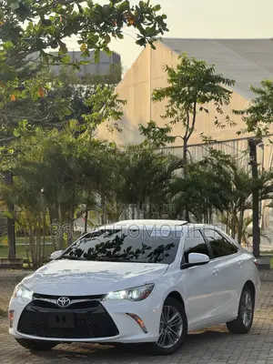 Toyota Camry SE w/Special Edition Pkg (2.5L 4cyl 6A) 2016 White