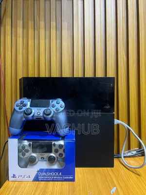 Hacked Ps4 Fat With 7 Games and 2 Pads