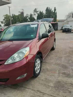 Toyota Sienna 2009 Red