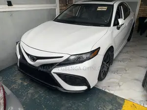 Toyota Camry SE 2021 White