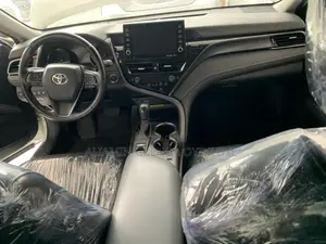 Toyota Camry SE 2021 White