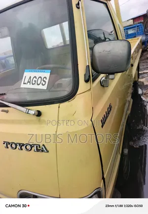 Toyota HiAce 2005 Yellow
