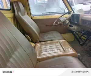 Toyota HiAce 2005 Yellow