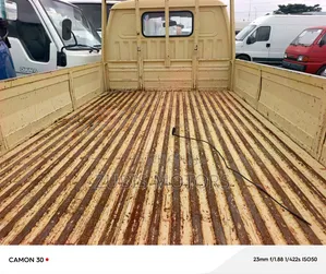 Toyota HiAce 2005 Yellow