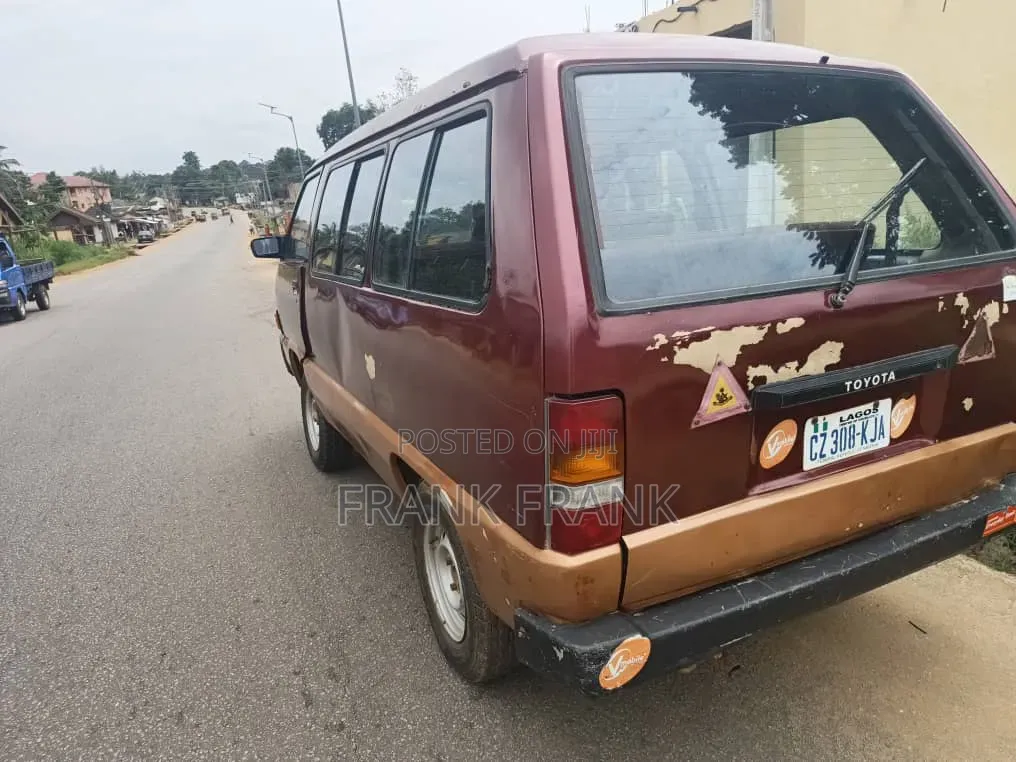 Toyota HiAce 1999 Red