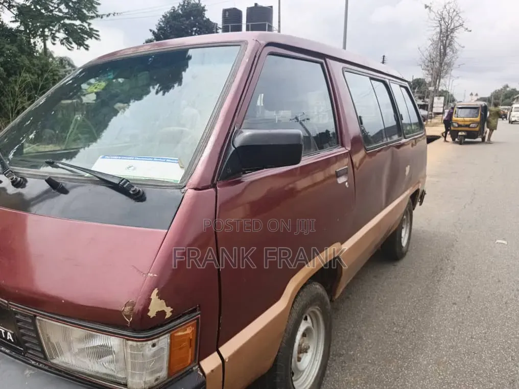 Toyota HiAce 1999 Red