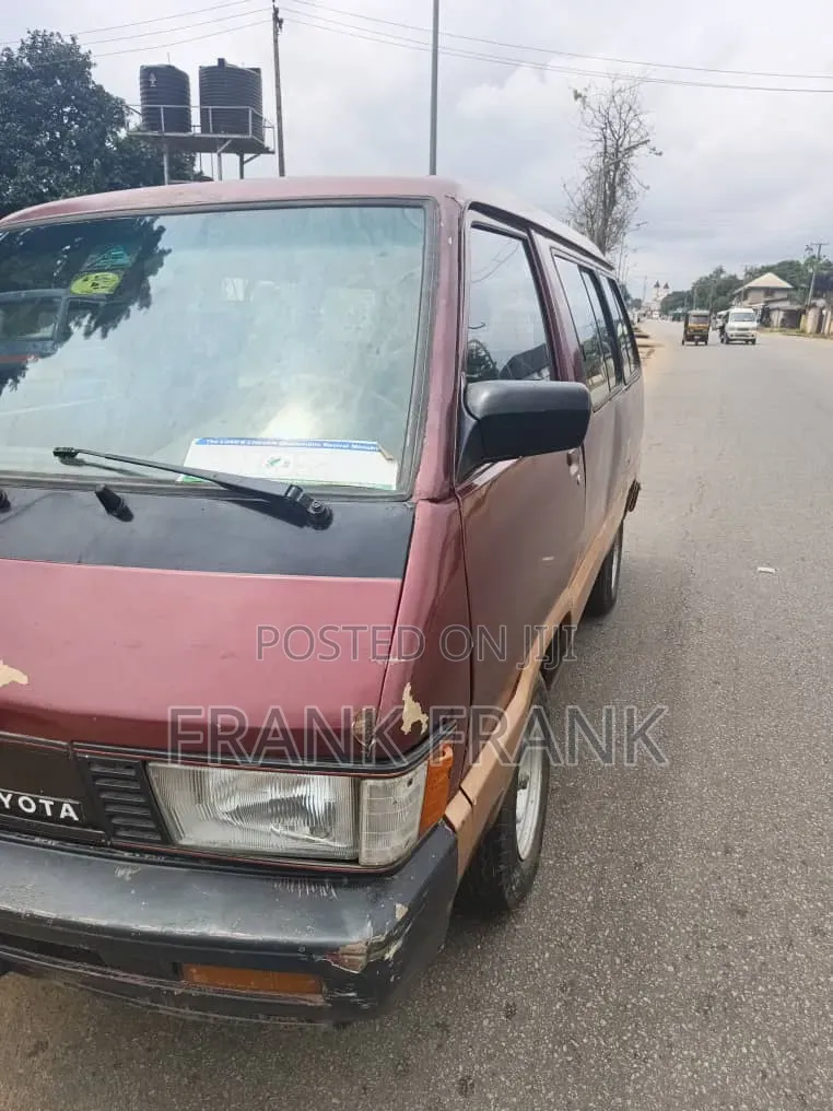 Toyota HiAce 1999 Red