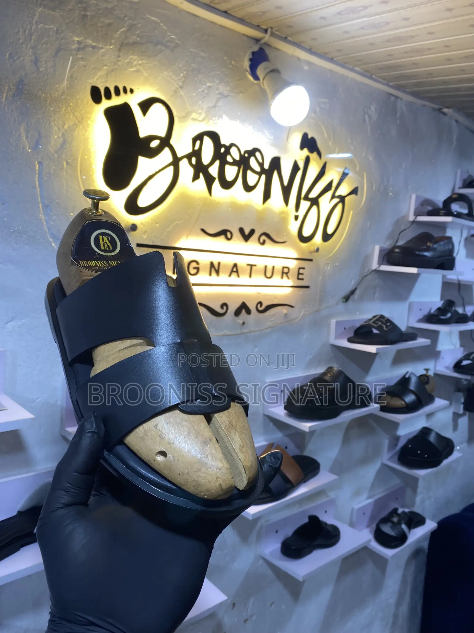 BROONISS Signature
