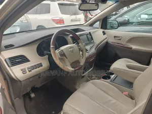 Toyota Sienna 2013 Gold