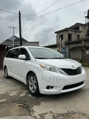 Toyota Sienna LE 8 Passenger 2012 White