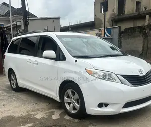 Toyota Sienna LE AWD 7-Passenger 2013 White