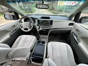 Toyota Sienna LE AWD 7-Passenger 2013 White