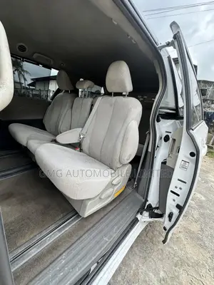 Toyota Sienna LE AWD 7-Passenger 2013 White