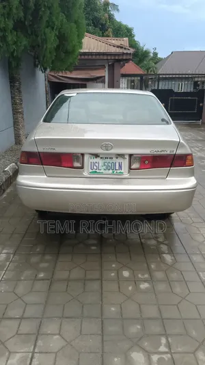 Toyota Camry 2000 Gold