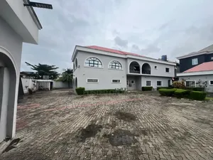 6bdrm Duplex in Chevron for sale