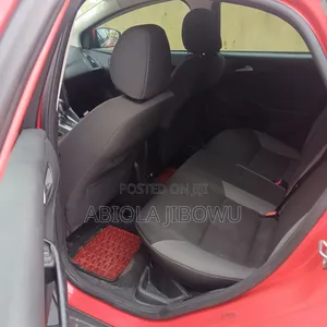 Ford Focus SE 4dr Hatchback (2.0L 4cyl 5M) 2014 Red