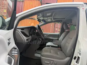 Toyota Sienna XLE Premium 8-Passenger 4dr Minivan (3.5L 6cyl 6A) 2015 White