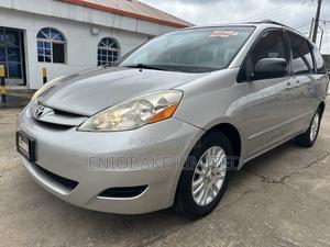 Toyota Sienna LE 2009 Silver