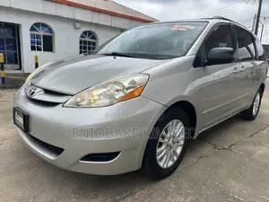 Toyota Sienna LE 2009 Silver