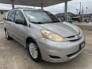 Toyota Sienna LE 2009 Silver