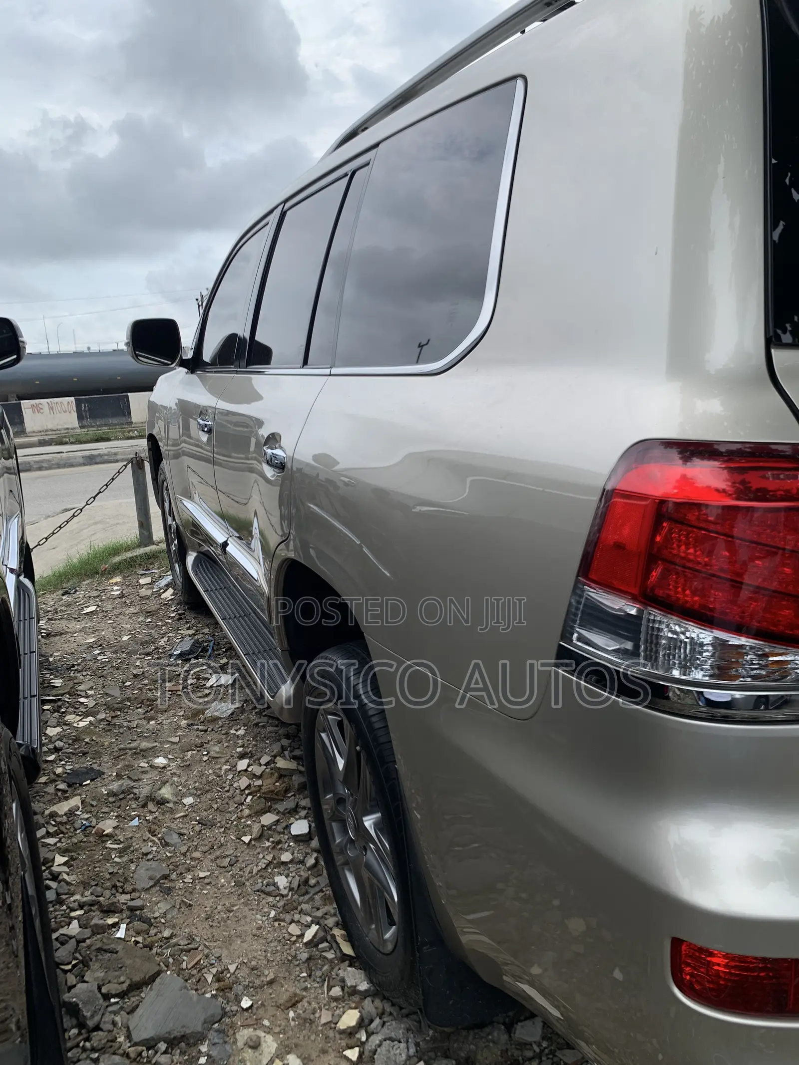 Lexus LX 570 AWD 2013 Gold
