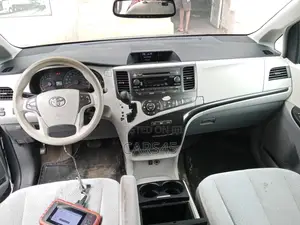 Toyota Sienna 2013 Silver