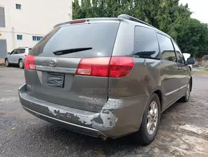 Toyota Sienna 2004 Gray