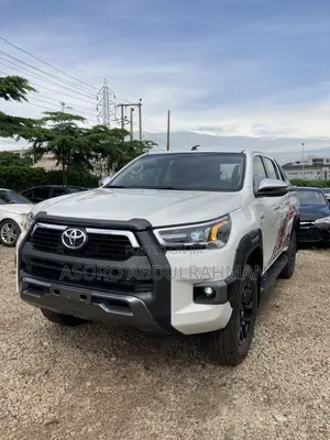 Toyota Hilux 2022 White