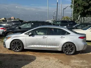 Toyota Corolla SE (1.8L 4cyl 6M) 2019 Silver
