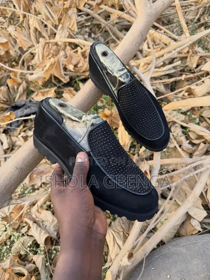 Black Velvet Shoe With Stone Lay-Up
