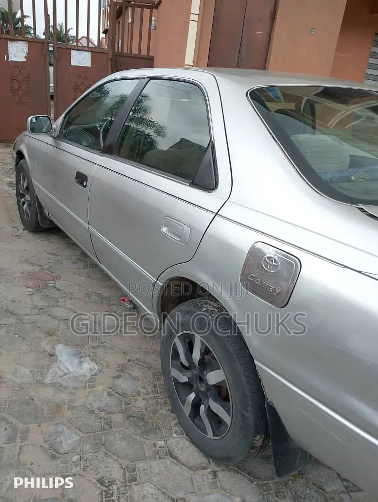 Toyota Camry 2000 Silver