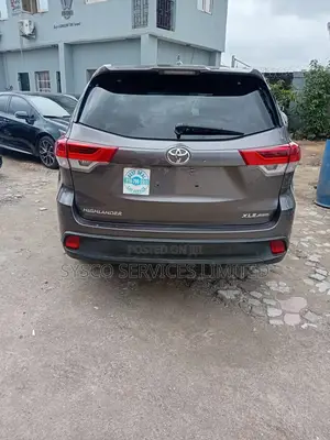 Toyota Highlander XLE 4dr SUV (3.5L 6cyl 6A) 2015 Brown