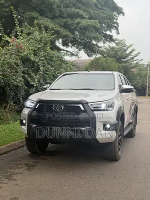 Toyota Hilux 2022 White