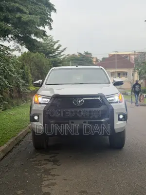 Toyota Hilux 2022 White