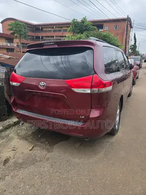 Toyota Sienna 2012 Red